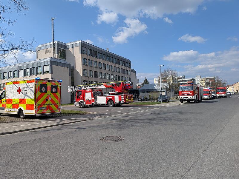 Wegen eines Brandes der Schießanlage kam es zu einem Einsatz der Rettungskräfte im Zentralen Dienstgebäude der Bamberger Polizei. Wegen eines Brandes der Schießanlage kam es zu einem Einsatz der Rettungskräfte im Zentralen Dienstgebäude der Bamberger Polizei.