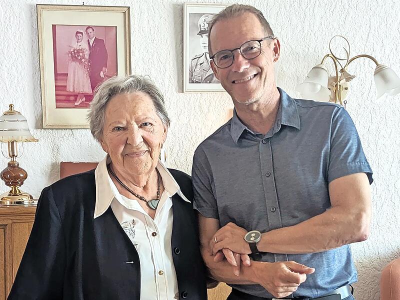 Strullendorfs B&uuml;rgermeister Wolfgang Desel gratulierte Maria Wagner zum 90. Geburtstag.