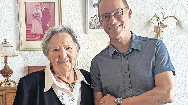 Strullendorfs Bürgermeister Wolfgang Desel gratulierte Maria Wagner zum 90. Geburtstag. Strullendorfs Bürgermeister Wolfgang Desel gratulierte Maria Wagner zum 90. Geburtstag.