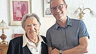 Strullendorfs B&uuml;rgermeister Wolfgang Desel gratulierte Maria Wagner zum 90. Geburtstag.