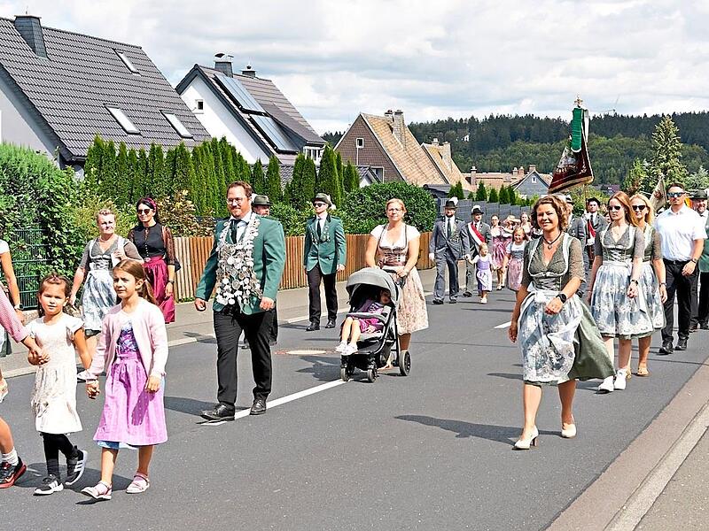 Auch die Aktiven vom &bdquo;Sch&uuml;tzenhort&ldquo; Stockheim waren mit von der Partie beim Festzug der Sch&uuml;tzen in Steinbach am Wald.privat