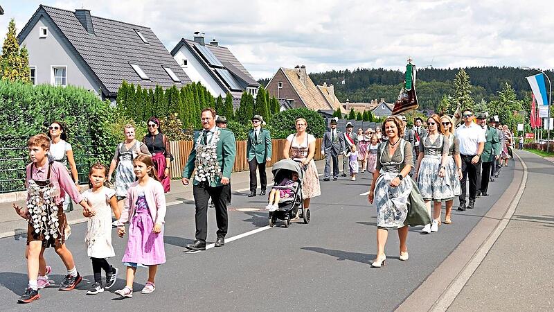 Auch die Aktiven vom „Schützenhort“ Stockheim waren mit von der Partie beim Festzug der Schützen in Steinbach am Wald.privat Auch die Aktiven vom „Schützenhort“ Stockheim waren mit von der Partie beim Festzug der Schützen in Steinbach am Wald.privat