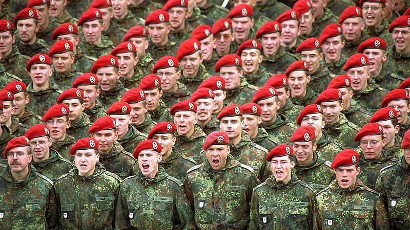 Im Gleichschritt gehen: Das k&ouml;nnte schon bald wieder zur Pflicht werden.