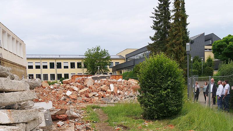 Abriss Turnhalle Arnoldgymnasium Neustadt l&auml;uft nach Plan