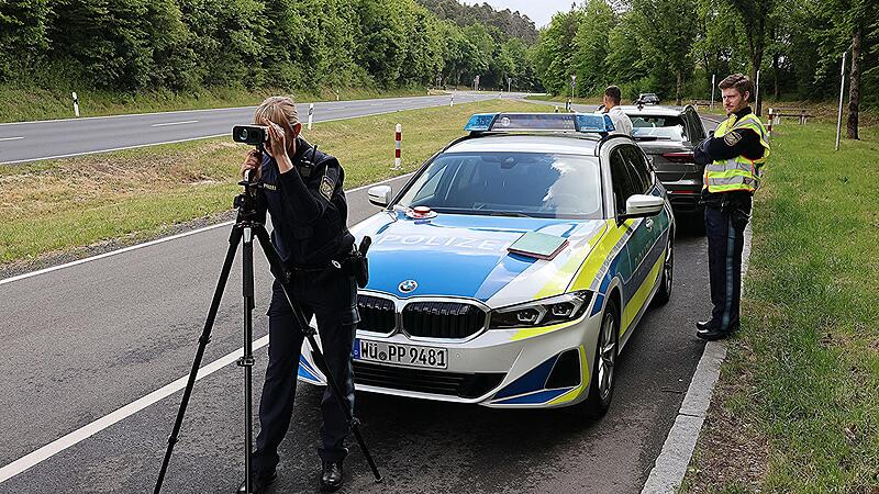 Die Fahrzeuge auf der B 303 bei Burgpreppach nimmt Julia Frohna ins Visier. Kollege Christian Storf steht bereit, zu schnelle Fahrer anzuhalten.