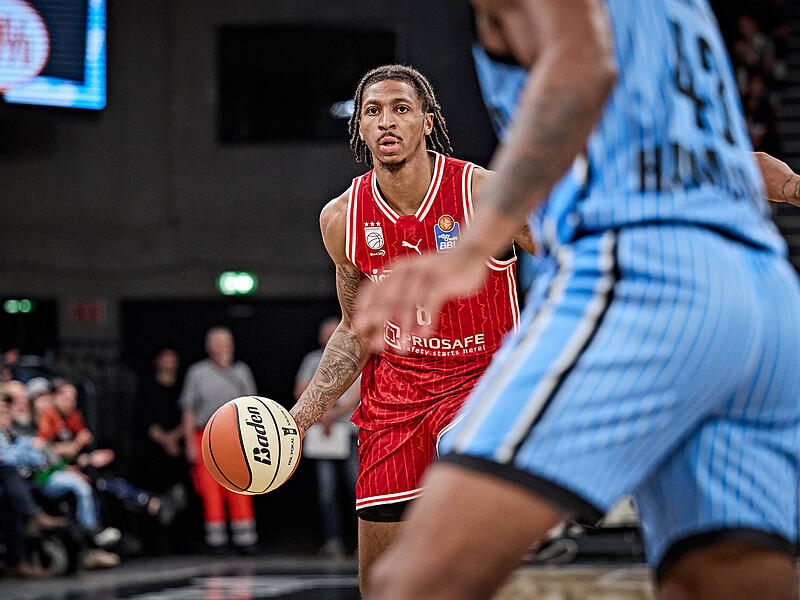 Fliegt Demarcus Demonia (im Hintergrund) auch gegen die Hamburg Towers durch die Halle? Hier ist er beim Pokalspiel in Hamburg Ende September zu sehen.