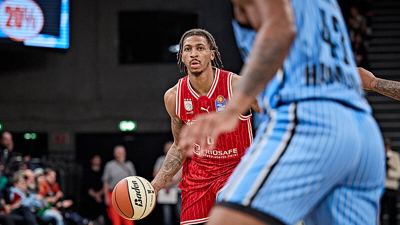 Fliegt Demarcus Demonia (im Hintergrund) auch gegen die Hamburg Towers durch die Halle? Hier ist er beim Pokalspiel in Hamburg Ende September zu sehen.