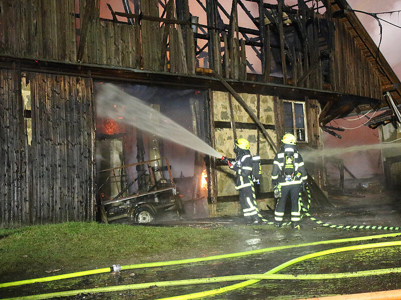 In Wohlbach (Ahorn) brannte in der Nacht ein Wohnanwesen nieder. Auch ein Nachbargeb&auml;ude war betroffen. Ein weiteres &Uuml;bergreifen der Flammen wurde verhindert.