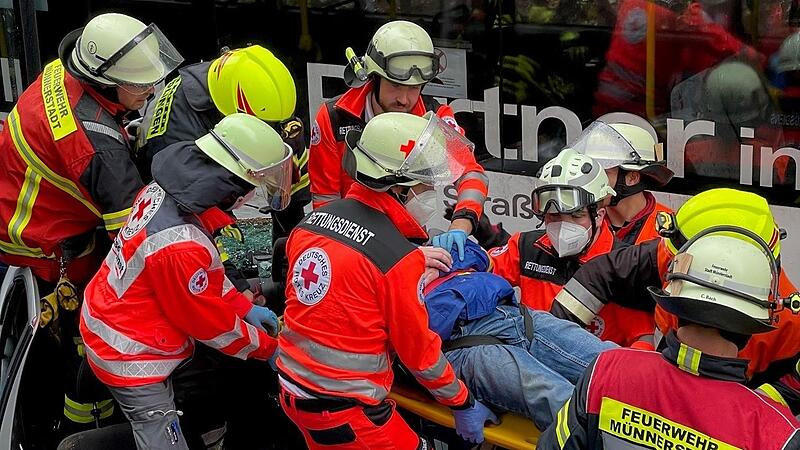 Rettungsdienst und Feuerwehr &uuml;ben gemeinsam mit ehrenamtlichen Einheiten des Katastrophenschutzes.