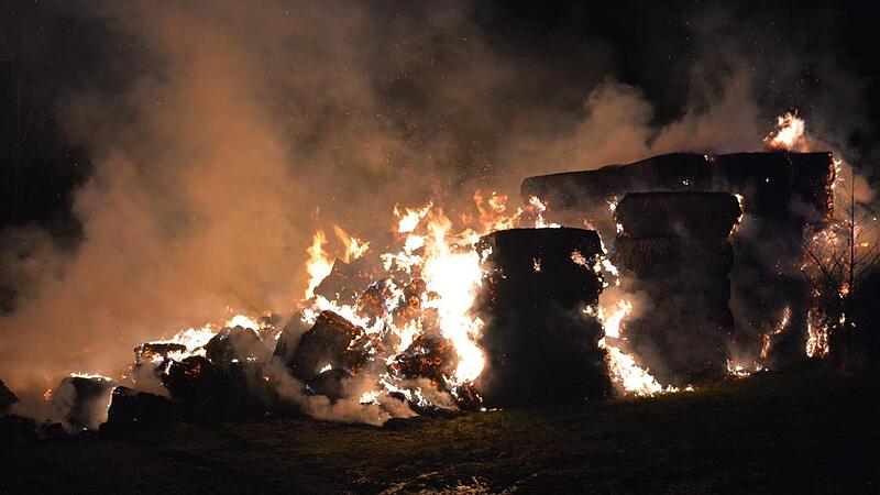 240 Strohballen standen in der Neujahrsnacht  in Flammen