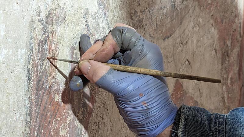 Behutsame Retusche der Malereien