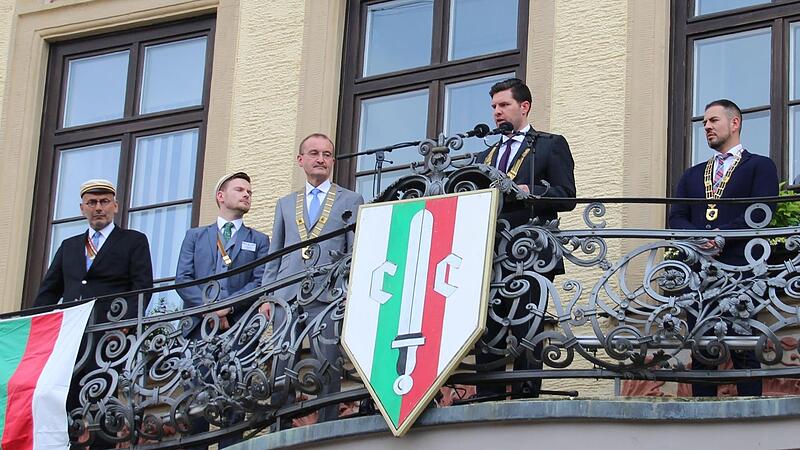 Oberb&uuml;rgermeister Dominik Sauerteig (am Mikrofon) begr&uuml;&szlig;te vom Rathausbalkon aus die Besucher des Pfingstkongresses. Sp&auml;ter beim Stadtempfang fand er deutlichere Worte &ndash; musste aber auch einiges einstecken.