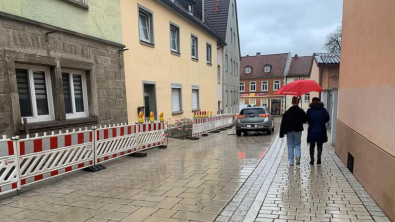 Abgesehen vom Traufstreifen auf einer Seite ist die Kapellengasse fertig. Der Rest wird nach der Winterpause erledigt. Abgesehen vom Traufstreifen auf einer Seite ist die Kapellengasse fertig. Der Rest wird nach der Winterpause erledigt.