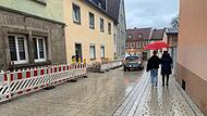 Abgesehen vom Traufstreifen auf einer Seite ist die Kapellengasse fertig. Der Rest wird nach der Winterpause erledigt. Abgesehen vom Traufstreifen auf einer Seite ist die Kapellengasse fertig. Der Rest wird nach der Winterpause erledigt.