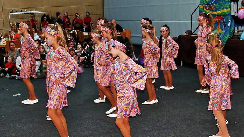 Der TSV hatte zum traditionellen Kinderfasching in der Mehrzweckhalle geladen. Die Sternchengarde bekam für ihren Auftritt viel Beifall und musste natürlich eine Zugabe geben. Der TSV hatte zum traditionellen Kinderfasching in der Mehrzweckhalle geladen. Die Sternchengarde bekam für ihren Auftritt viel Beifall und musste natürlich eine Zugabe geben.