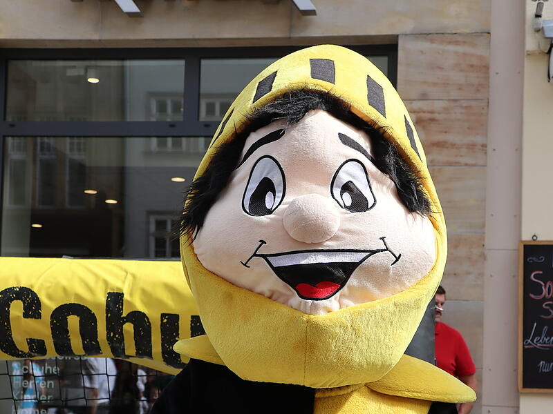 Die Veste als Maskottchen oder gar als Pl&uuml;schtier? Der HSC 2000 Coburg macht&rsquo;s m&ouml;glich! Hier zu sehen: der lebensgro&szlig;e &bdquo;Vestus&ldquo;, der einen kleinen Spiel-Vestus in der Hand  h&auml;lt.