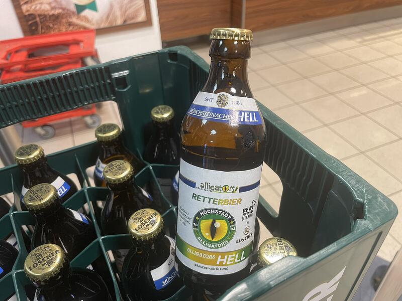 Um dem HEC H&ouml;chstadt in seiner finanziell schwierigen Lage zu helfen, verkaufen die Brauerei Loscher und die Rewe-Zwingel-M&auml;rkte ein Retterbier. Die Erl&ouml;se der Spendenaktion gehen zu 100 Prozent an den Eishockeyverein.