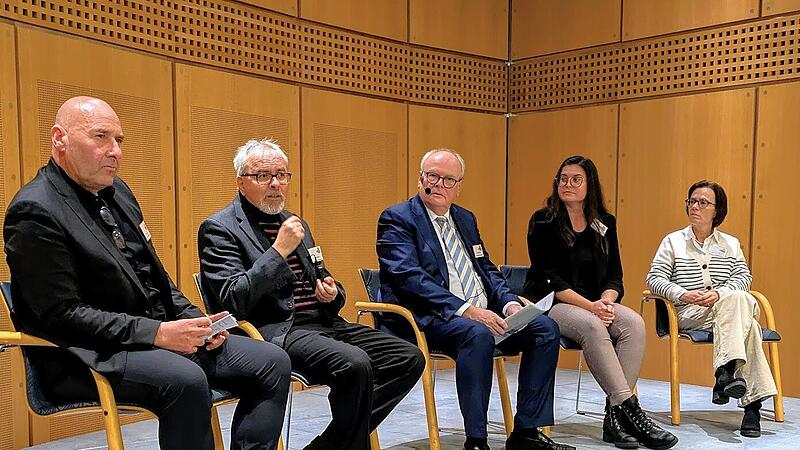 Über „Bestattungskultur im Umbruch“ diskutierten (von links) Bestattungsunternehmer Rüdiger Fehr (Apfelbacher & Fehr), der katholische Diakon Christoph Glaser, Hospizvereinsvorsitzender Reinhard Höhn, Bestatterin Julia Meder (Bestattungen Meder) und die evangelische Pfarrerin Jacqueline Barraud-Volk. Über „Bestattungskultur im Umbruch“ diskutierten (von links) Bestattungsunternehmer Rüdiger Fehr (Apfelbacher & Fehr), der katholische Diakon Christoph Glaser, Hospizvereinsvorsitzender Reinhard Höhn, Bestatterin Julia Meder (Bestattungen Meder) und die evangelische Pfarrerin Jacqueline Barraud-Volk.