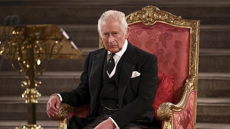 Endlich auf dem Thron, aber wie treu sind die Untertanen? K&ouml;nig Charles  sitzt in der Westminster Hall in London, wo beide Kammern des Parlaments zusammenkommen, um ihr Beileid nach dem Tod von K&ouml;nigin Elizabeth II. auszudr&uuml;cken.