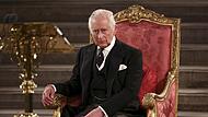 Endlich auf dem Thron, aber wie treu sind die Untertanen? K&ouml;nig Charles  sitzt in der Westminster Hall in London, wo beide Kammern des Parlaments zusammenkommen, um ihr Beileid nach dem Tod von K&ouml;nigin Elizabeth II. auszudr&uuml;cken.