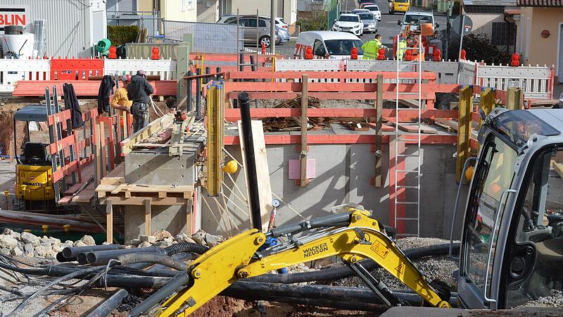 Beeindruckende Maßnahme: Im Bad Kissinger Stadtteil Arnshausen wird die Lollbachbrücke neu gebaut. Beeindruckende Maßnahme: Im Bad Kissinger Stadtteil Arnshausen wird die Lollbachbrücke neu gebaut.