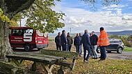 Diese alte Sitzgruppe soll eventuell einer ansprechenderen weichen. Mittel vom Obst- und Gartenbauverein könnten das ermöglichen. Von dem tollen Blick von der Friedenslinde ins Land konnte sich der Bauausschuss mit Bürgermeister Wolfram Thein (Zwe...