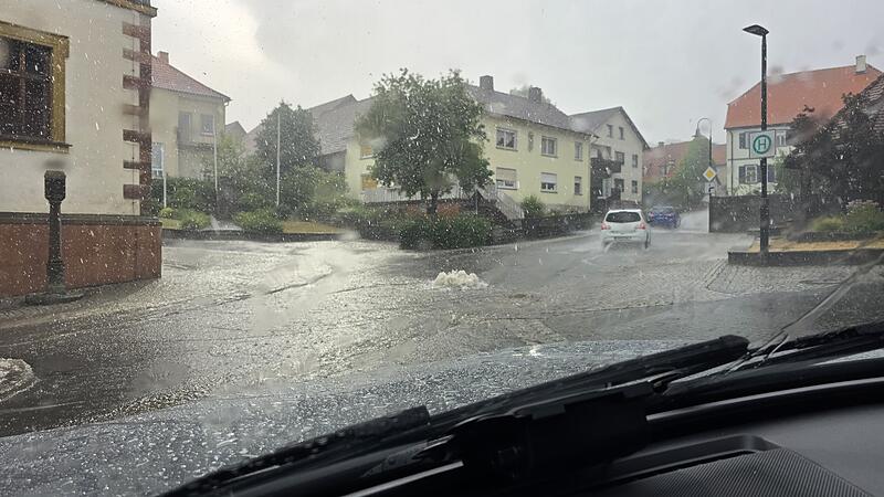 Aus dem Kanal in Stangenroth drückte das Regenwasser nach oben. Aus dem Kanal in Stangenroth drückte das Regenwasser nach oben.