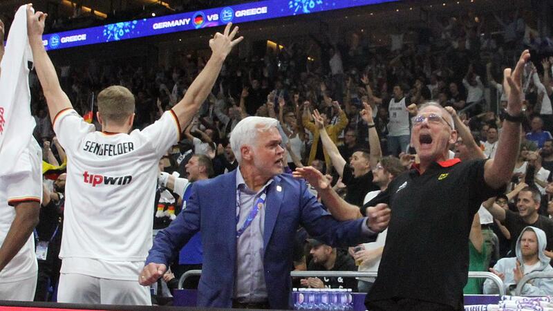 In den Jubel der deutschen Bankspieler nach einem erfolgreichen Dreier stimmt Doc Neundorfer (rechts) mit dem DBB-Vizepr&auml;sidenten Armin Andres aus Bamberg und Brose-Kapit&auml;n Christian Sengfelder mit ein.