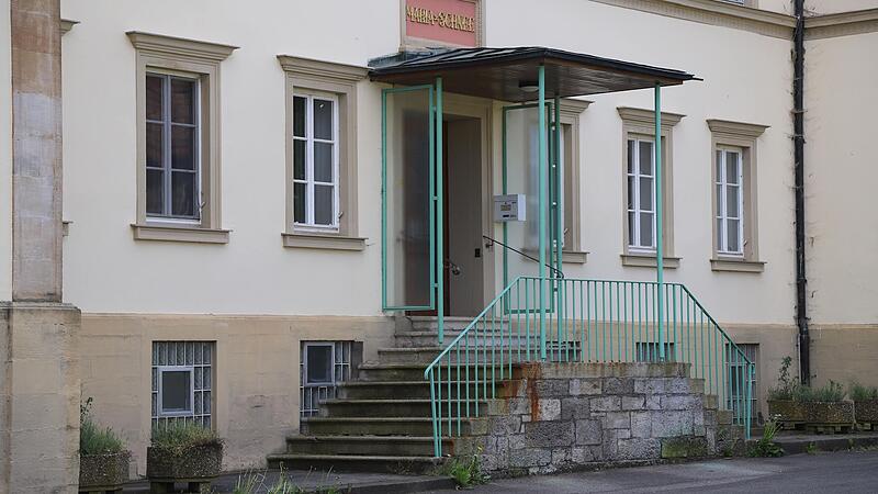 Eingang zur Gemeinschaft "Go&amp;Change": Mitte Mai 2023 durchsuchte die Polizei das ehemalige Kloster in L&uuml;lsfeld (Lkr. Schweinfurt) und nahm danach einen 41-J&auml;hrigen fest.