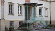 Eingang zur Gemeinschaft "Go&Change": Mitte Mai 2023 durchsuchte die Polizei das ehemalige Kloster in Lülsfeld (Lkr. Schweinfurt) und nahm danach einen 41-Jährigen fest. Eingang zur Gemeinschaft "Go&Change": Mitte Mai 2023 durchsuchte die Polizei das ehemalige Kloster in Lülsfeld (Lkr. Schweinfurt) und nahm danach einen 41-Jährigen fest.