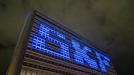 Die Fassade des SKF-Verwaltungshochhauses in Schweinfurt bei Nacht: Die IG Metall ist in gro&szlig;er Sorge um die Arbeitspl&auml;tze bei den gro&szlig;en Industrieunternehmen wie SKF oder ZF.