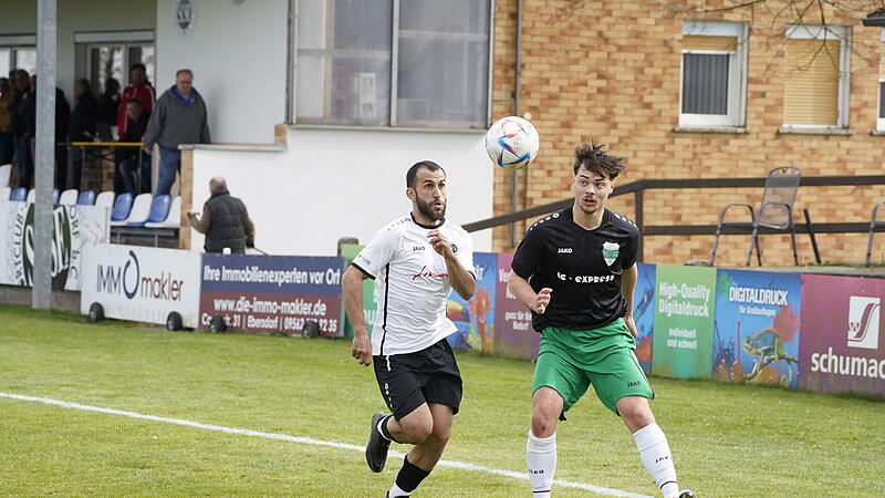 Yannick D&uuml;thorn (hier im Duell gegen den Ebersdorfer Florin Balan) vom FC Stockheim schlie&szlig;t sich dem benachbarten TSV Neukenroth an.