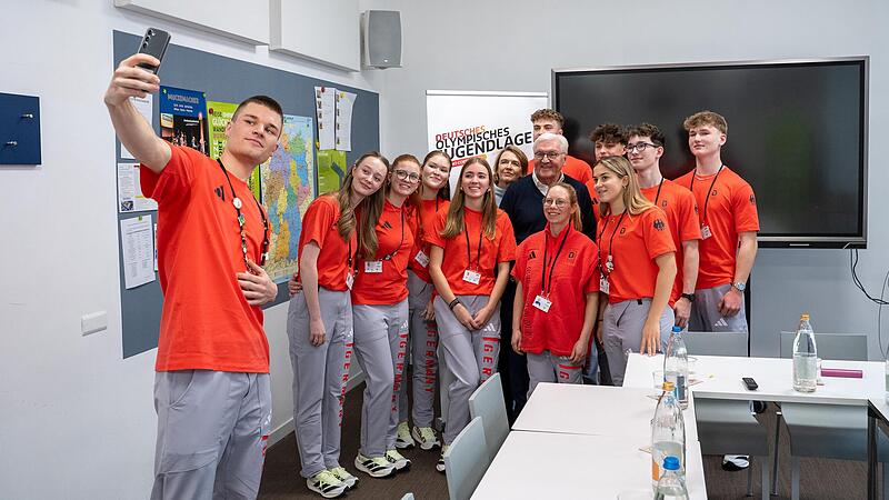 Johannes Nolda aus dem Landkreis Bayreuth (Zweiter von rechts, mit Brille) traf in Mailand Bundespr&auml;sident Frank-Walter Steinmeier.