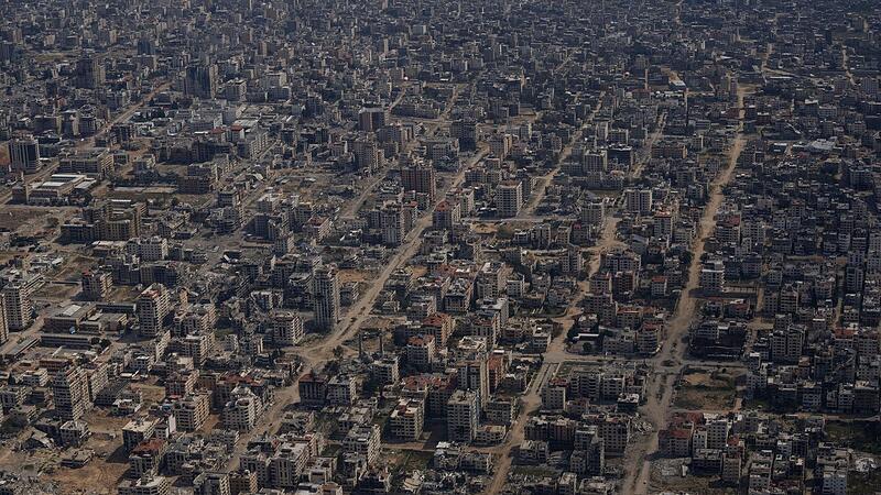 Zerstörte Gebäude sind durch das Fenster eines Flugzeugs der US-Luftwaffe zu sehen.