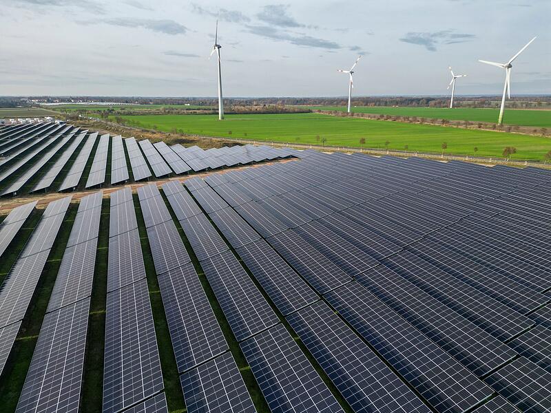 Windräder hinter Solarpark Windräder hinter Solarpark