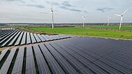 Windr&auml;der hinter Solarpark
