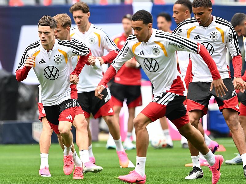 Die deutsche Nationalmannschaft Deutschland in Chicago  mit Florian Wirtz und Jamal Musiala (r.) beim Training vor dem WM-Testspiel gegen die USA. Und daheim in Deutschland? Kein Spur von Sommerm&auml;rchen.