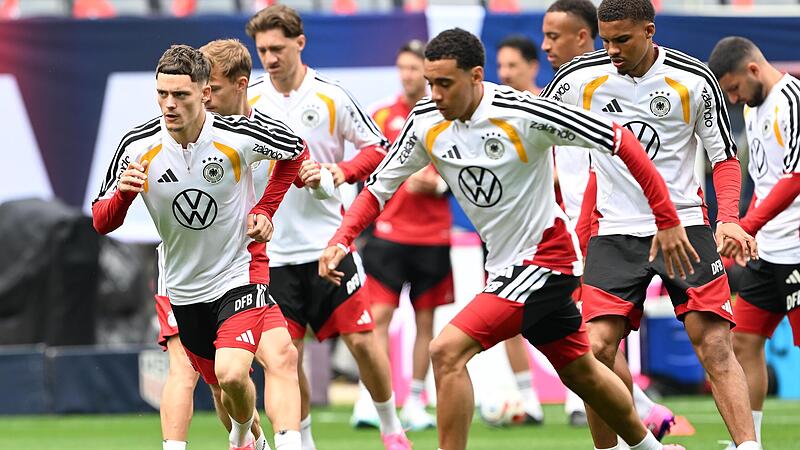 Die deutsche Nationalmannschaft Deutschland in Chicago  mit Florian Wirtz und Jamal Musiala (r.) beim Training vor dem WM-Testspiel gegen die USA. Und daheim in Deutschland? Kein Spur von Sommerm&auml;rchen.