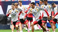 Die deutsche Nationalmannschaft Deutschland in Chicago  mit Florian Wirtz und Jamal Musiala (r.) beim Training vor dem WM-Testspiel gegen die USA. Und daheim in Deutschland? Kein Spur von Sommerm&auml;rchen.