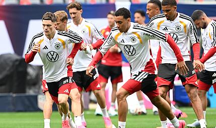 Die deutsche Nationalmannschaft Deutschland in Chicago  mit Florian Wirtz und Jamal Musiala (r.) beim Training vor dem WM-Testspiel gegen die USA. Und daheim in Deutschland? Kein Spur von Sommerm&auml;rchen.