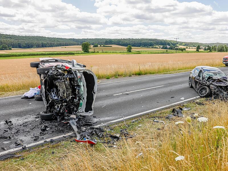 Die Fahrzeuge wurden  bei dem Frontalzusammenstoß völlig demoliert, die beiden Fahrer erlitten schwere Verletzungen.