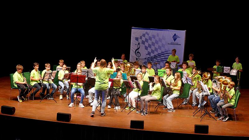 Die jungen Kulmbacher Orchestermusiker mit ihrer Leiterin Julia Wei&szlig; beim Bl&auml;serwettbewerb in der Alten Kongresshalle in M&uuml;nchen.