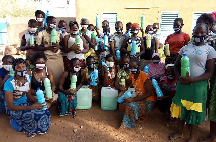 Schutz vor Corona, mit Spendenmitteln aus Herzogenaurach: eigene Herstellung von Seife, Masken, Desinfektionsmitteln Schutz vor Corona, mit Spendenmitteln aus Herzogenaurach: eigene Herstellung von Seife, Masken, Desinfektionsmitteln