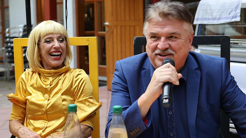 Landrat Klaus Peter Söllner saß neben der oberbestechlichen Bürgermeisterin aus dem Stück „Der Revisor“. Er selbst kann sich Amtsmissbrauch oder Korruption nicht vorstellen.