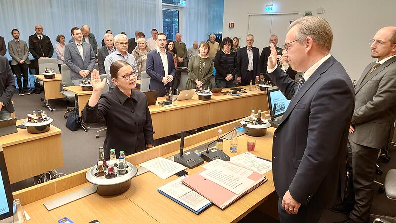 Anika Davidson  bekannte sich in ihrem Diensteid der Treue zum Grundgesetz und zur Verfassung des Freistaats Bayern. Sie r&uuml;ckt in den Kreistag Erlangen-H&ouml;chstadt nach.