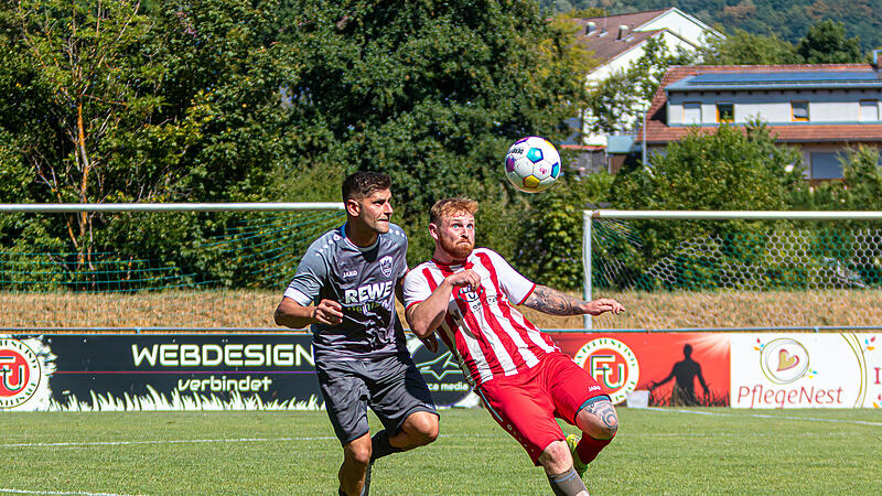 Der Untersteinacher Raphael Dresel (rechts) kämpft gegen Alexander Schuberth von der SG Wirsberg/Kupferberg um den Ball. Monika Limmer Der Untersteinacher Raphael Dresel (rechts) kämpft gegen Alexander Schuberth von der SG Wirsberg/Kupferberg um den Ball. Monika Limmer