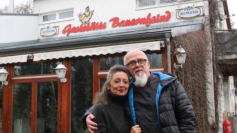 Norbert Bauernfeind und seine Frau Vilma vor ihrer Gaststätte “Zum Hähnchen-Wirt“. Norbert Bauernfeind und seine Frau Vilma vor ihrer Gaststätte “Zum Hähnchen-Wirt“.