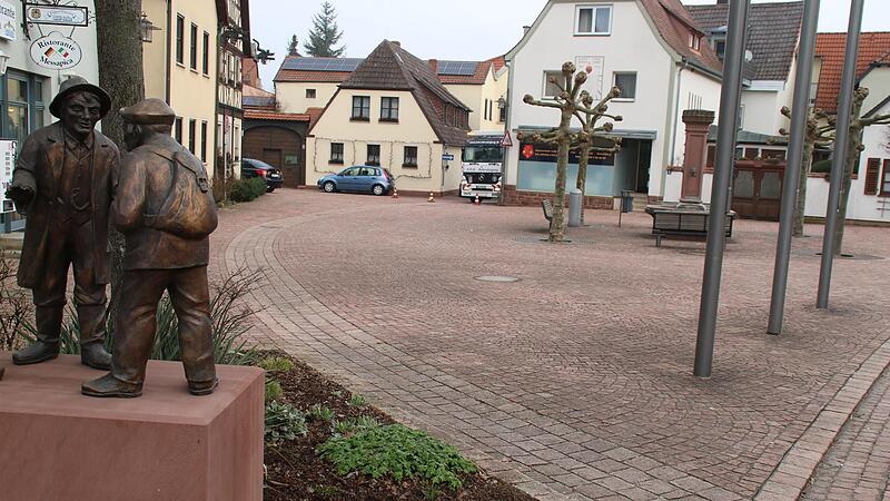 Blick über den Marktplatz Euerdorf. Die Kanaldeckel zeigen den umstrittenen Teil des Kanals für die Durchleitung der Abwässer von Sulzthal, Ramsthal und Wirmsthal.