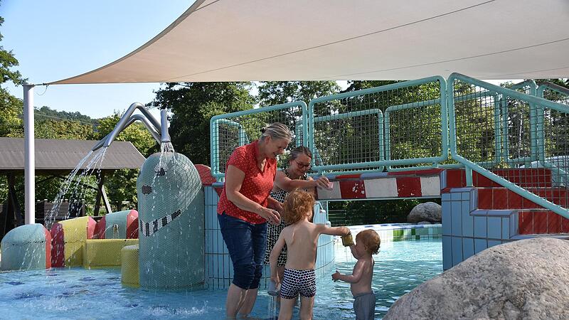 Andrea Friedrich und Karin Friedmann genie&szlig;en das Spielen mit den Enkeln Johann und Justus unter dem neuen Sonnensegel im Kulmbacher Freibad.