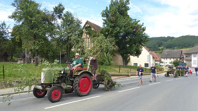 Die Kerwasburschen in Oberweilersbach bringen den Kerwasbaum &ndash; am Traktor B&uuml;rgermeister Marco Friepes.Forchheim & Fr&auml;nkische Schweiz